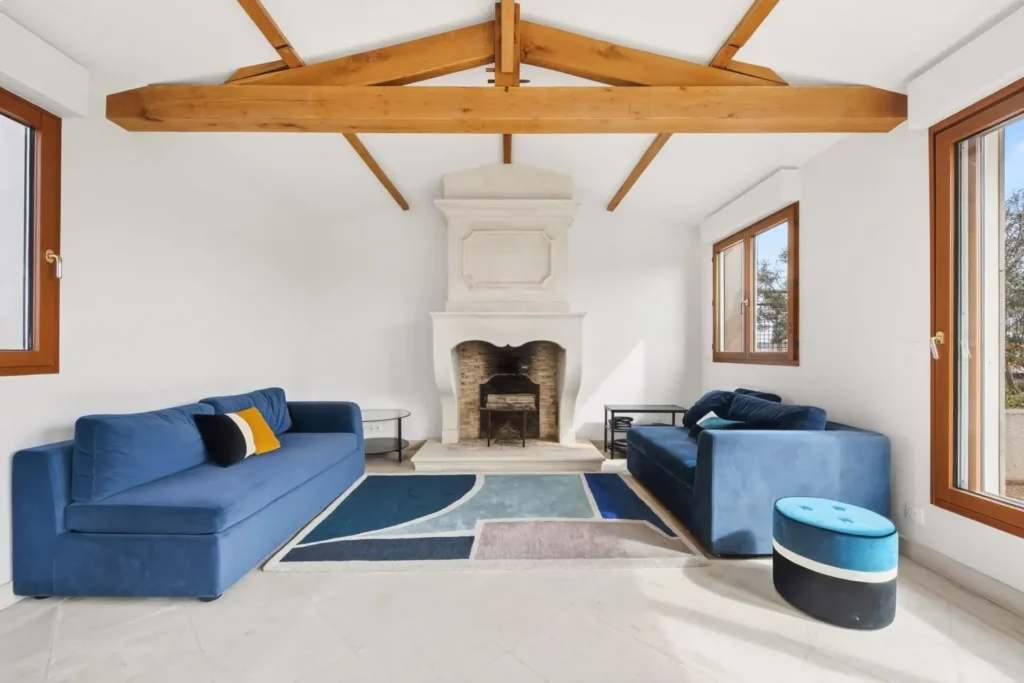 Appartement en location avec poutres et cheminée en gestion par Bloom Society