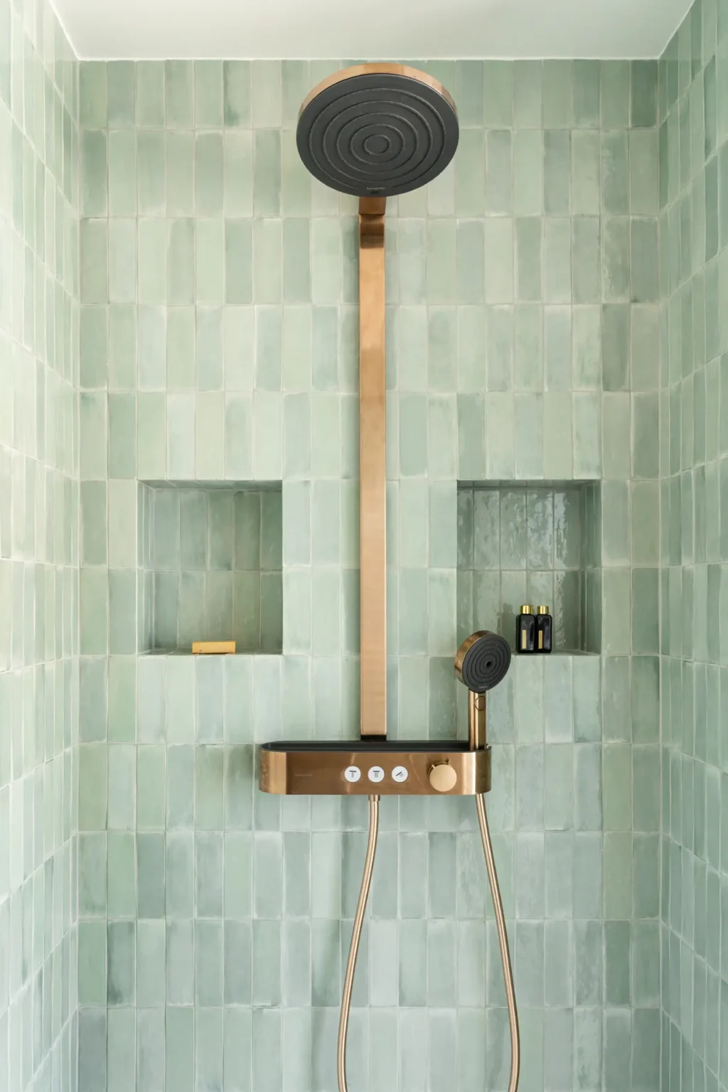 Douche salle d'eau appartement en location courte durée airbnb à levallois perret en gestion par la conciergerie Bloom Society