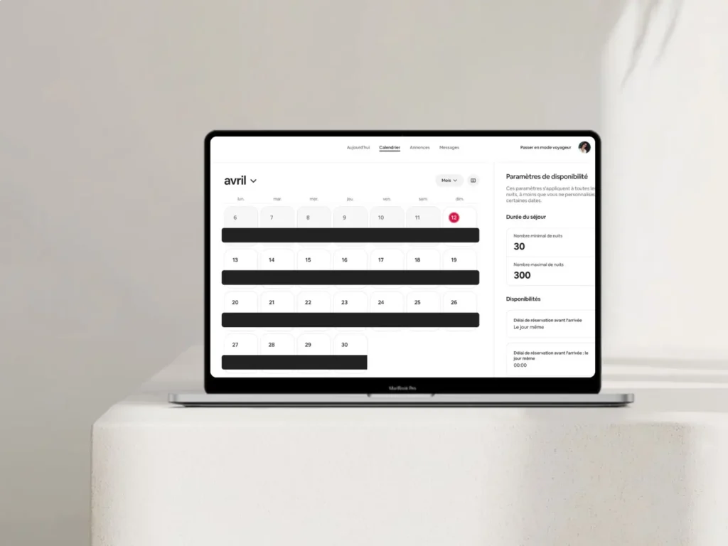 Ordinateur avec vue sur le calendrier de réservation airbnb d'un appartement en location