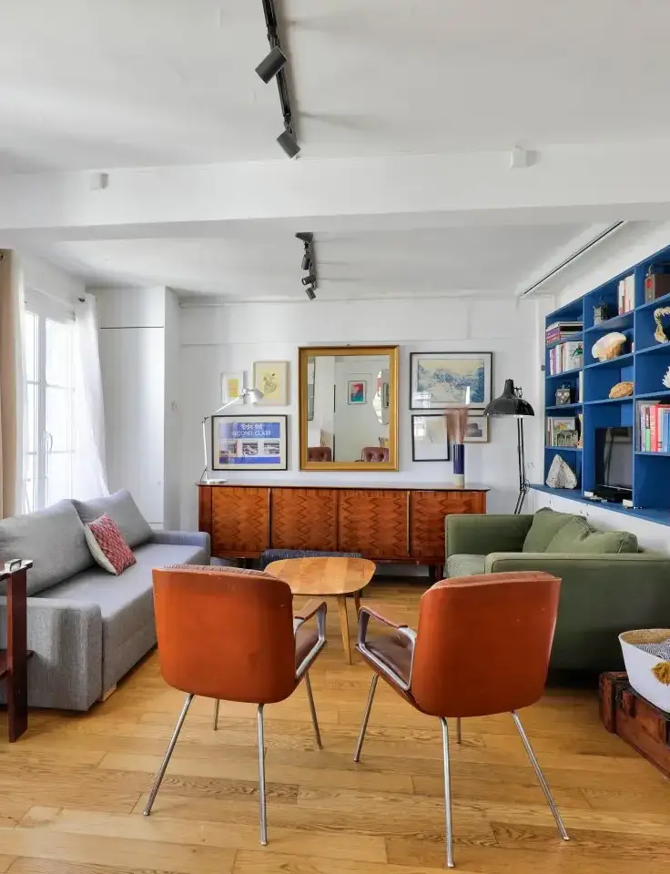 Salon d'appartement coloré en location et gérer par la conciergerie Bloom Society