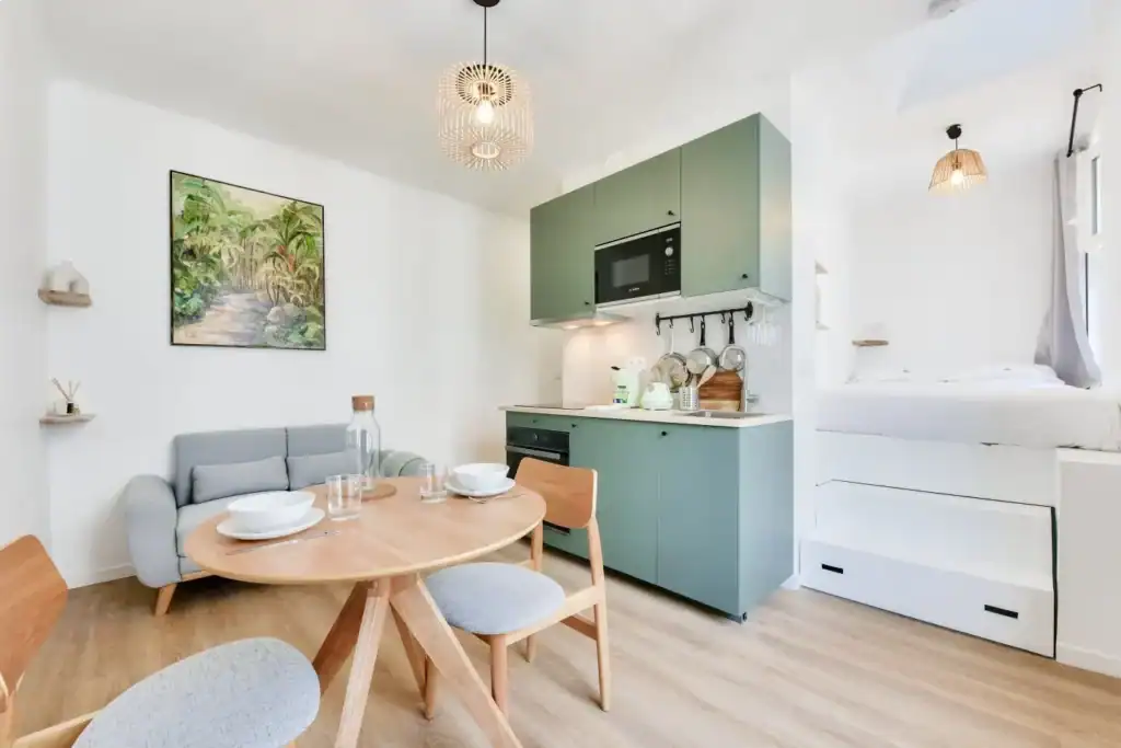 Studio avec kitchenette, salon et chambre en location à Paris